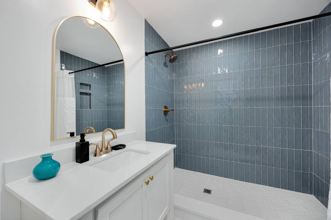 1230 Avondale shower