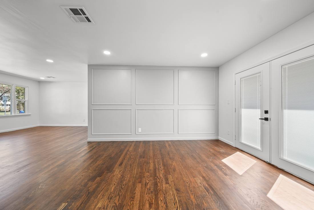 1034 W Boyd living