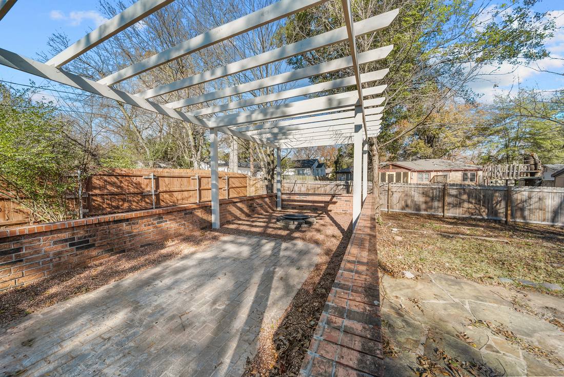 1123 W Brooks pergola