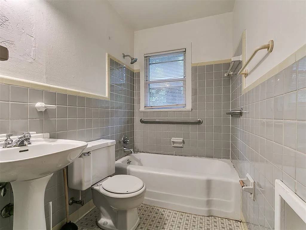 1212 Cadell bath before renovation