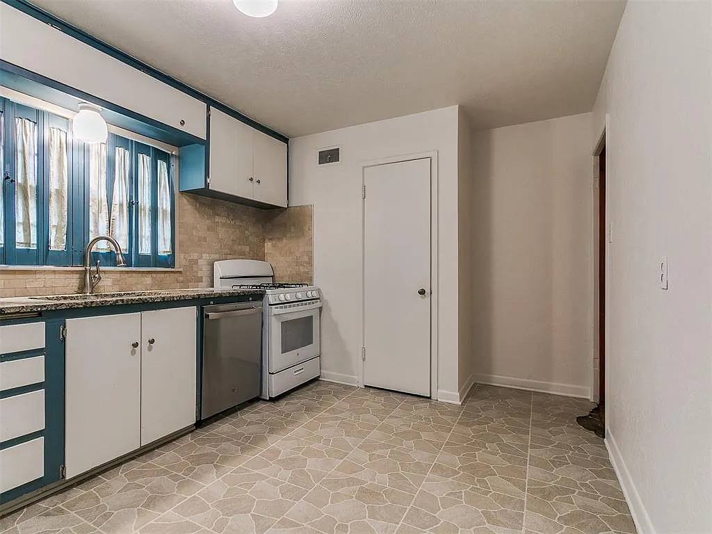 1212 Cadell kitchen before renovation