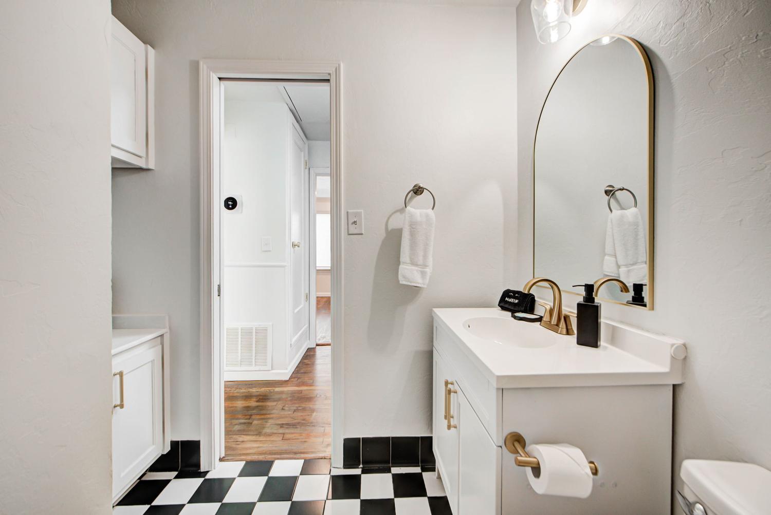 1119 W Eufaula bath