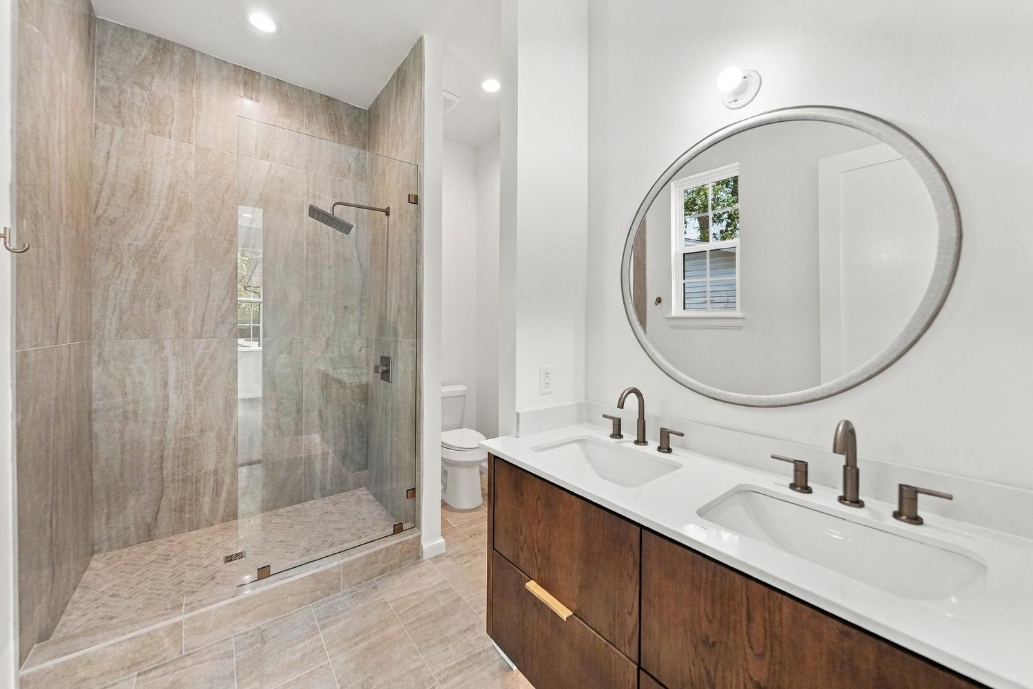 818 S Pickard bath