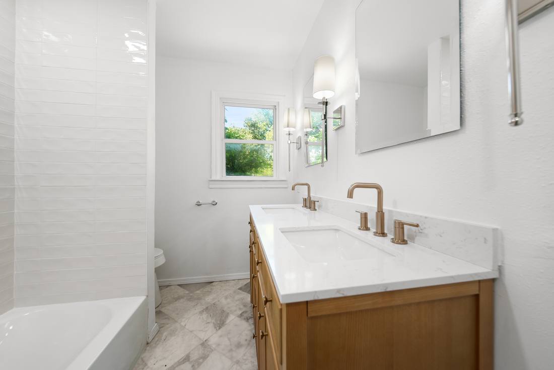 1117 W Symmes bath