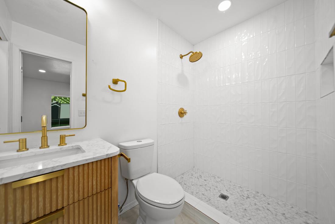1117 W Symmes bath