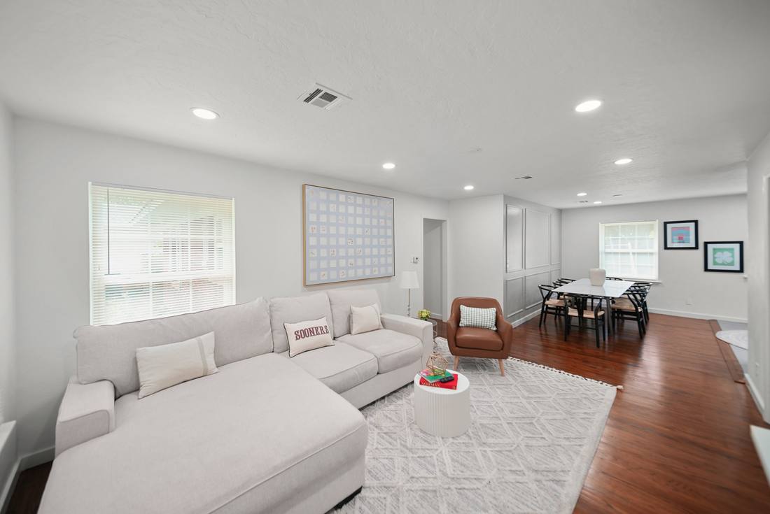 1202 Windsor living